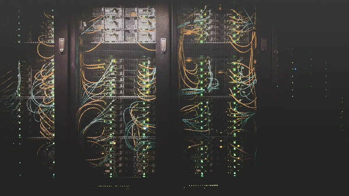 資料中心伺服器機櫃呈現人工智慧運算場景