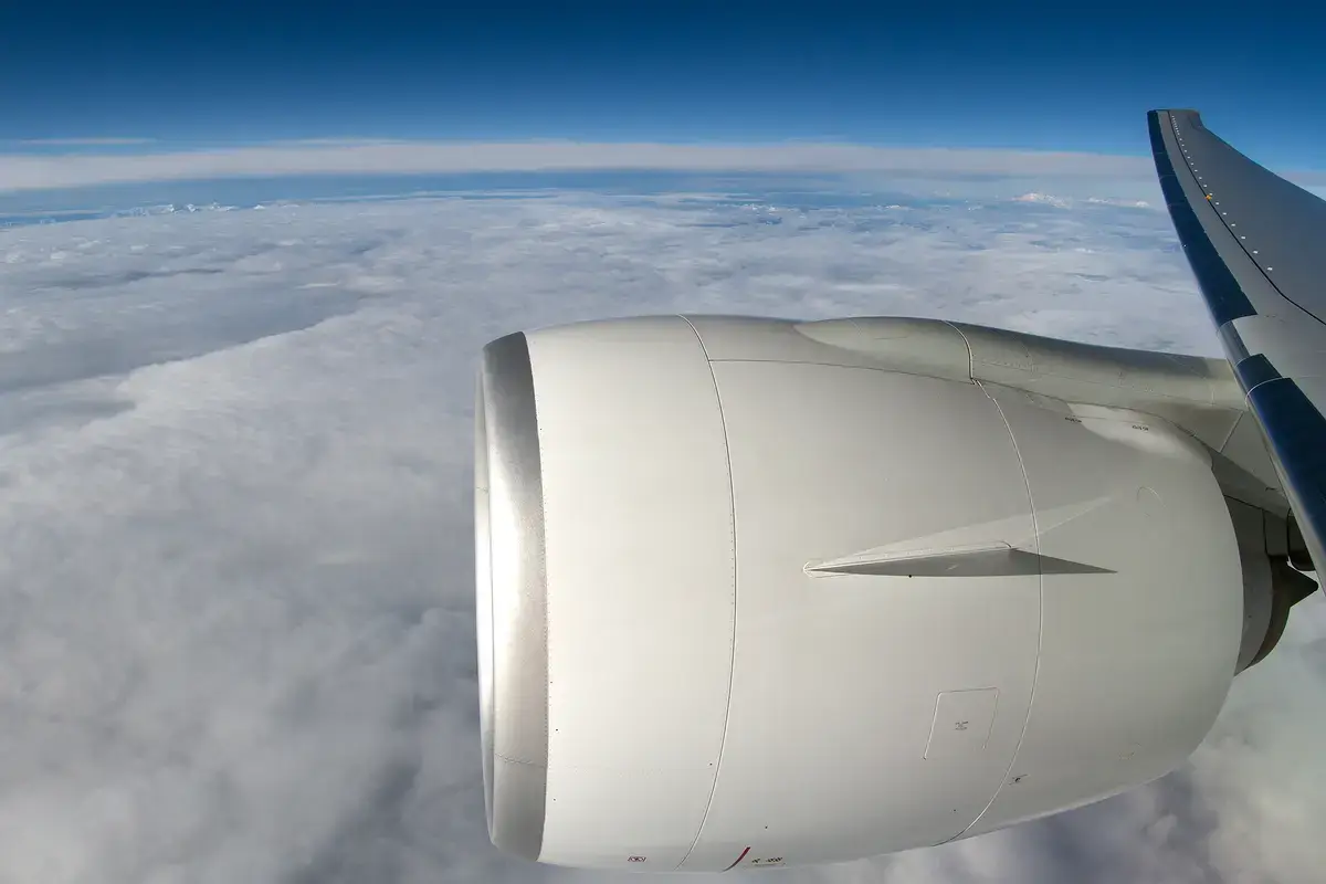 波音777搭載GE90-115B引擎的近景，象徵飛機引擎鑄件供應鏈