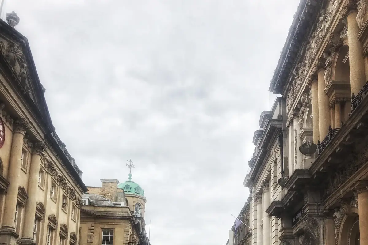 Bristol 街道兩旁的石造建築與行人