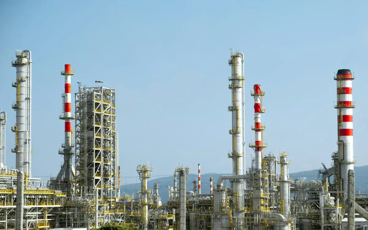煉油廠設備與管線近景（示意圖）