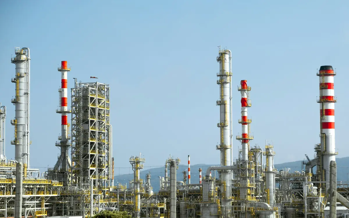 煉油廠設備與管線近景（示意圖）