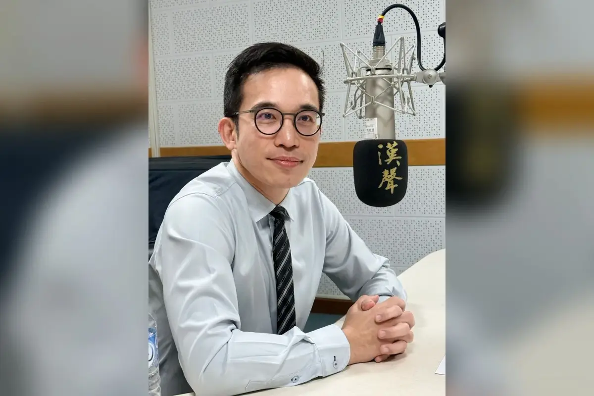 楊志偉醫師在錄音室接受訪談