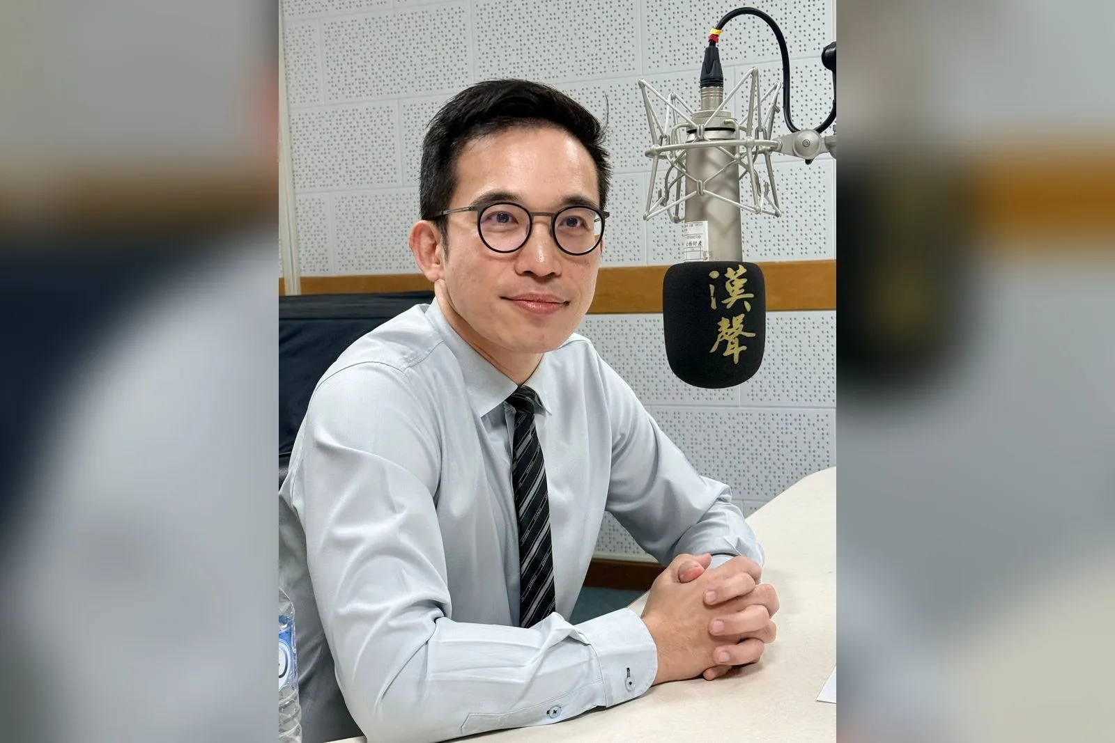 楊志偉醫師在錄音室接受訪談