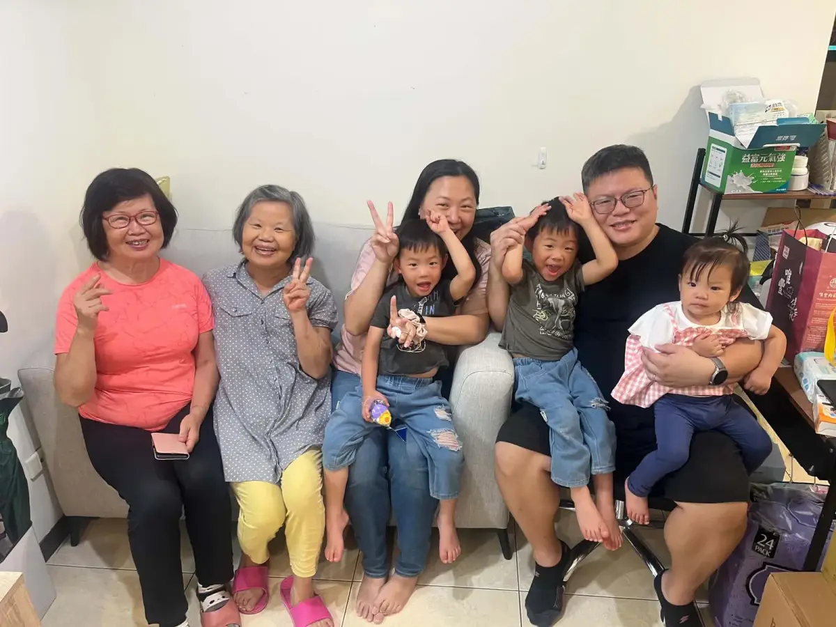 曾鼎傑與家人同坐客廳，呈現家庭照顧的生活脈絡
