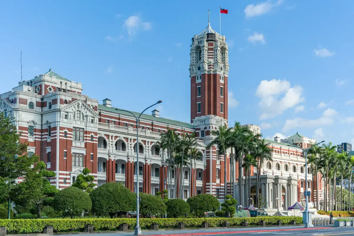 台灣公共服務窗口示意圖，呈現市政便民服務情境