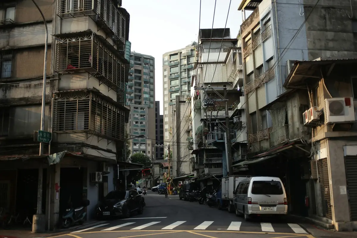 城市街道旁的電線桿與公共設施，示意地方生活服務與計畫性停電資訊