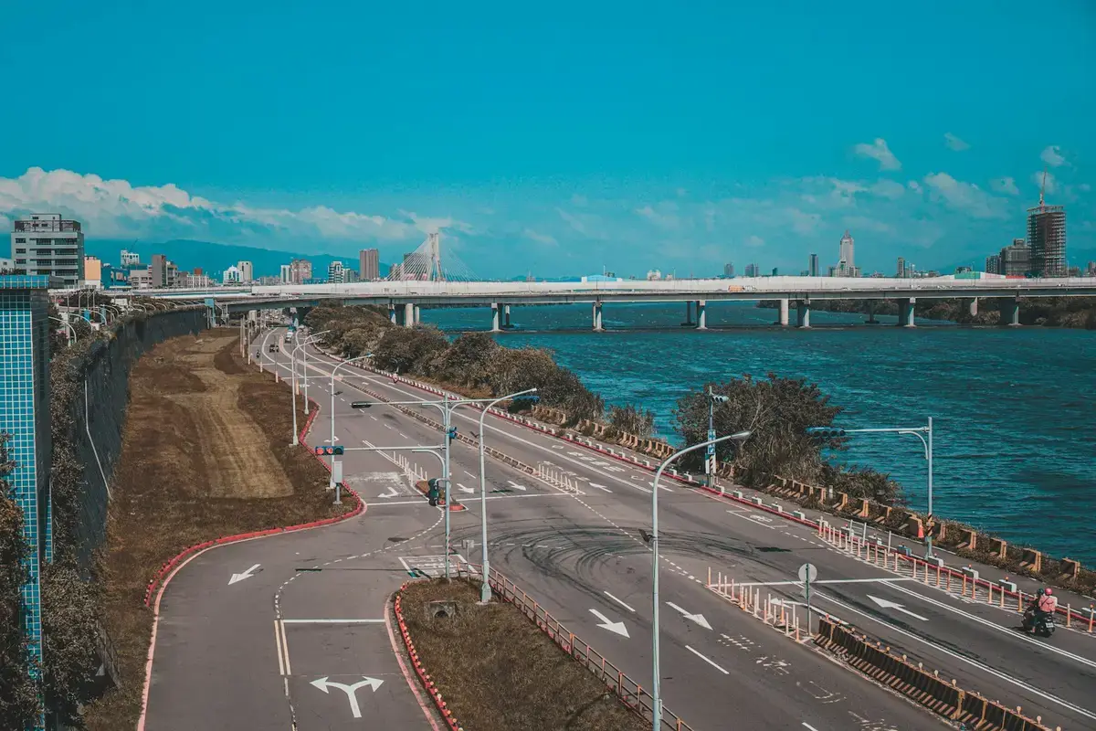 河岸城市道路與橋梁交通場景，示意各地市政便民資訊