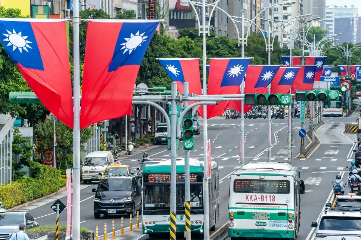 城市公共服務與交通場景，示意各地便民措施