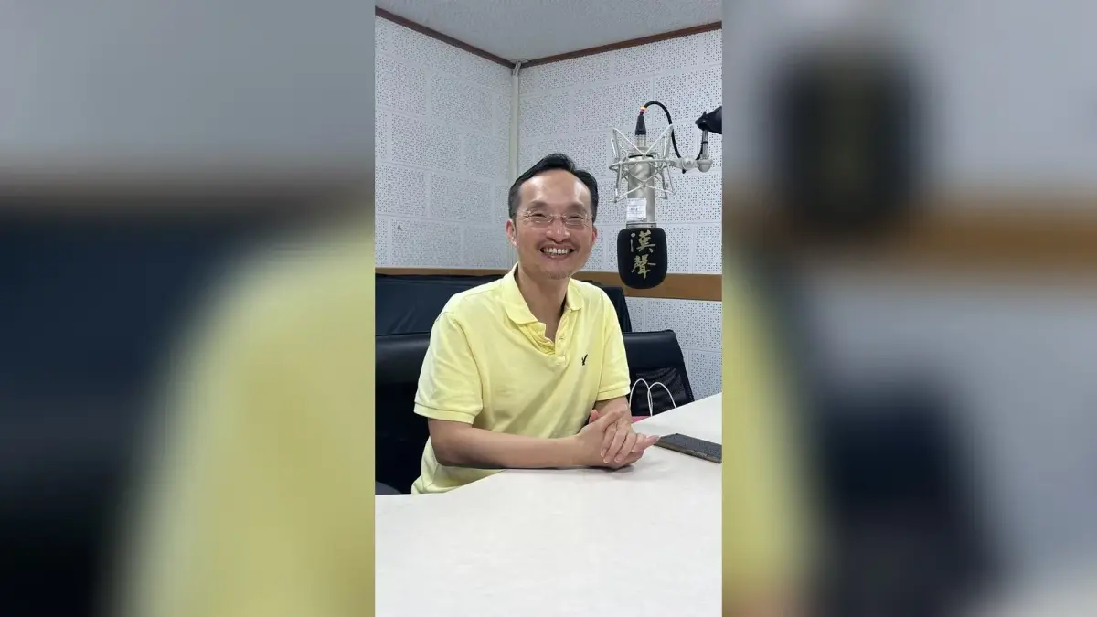 張添皓醫師在廣播錄音室接受訪談