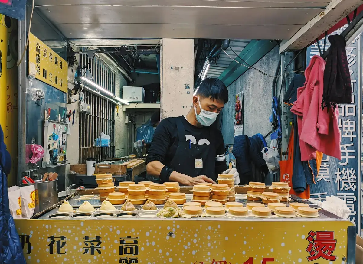 台灣飲料攤販與外帶飲料的生活場景，示意手搖飲封口機的使用情境