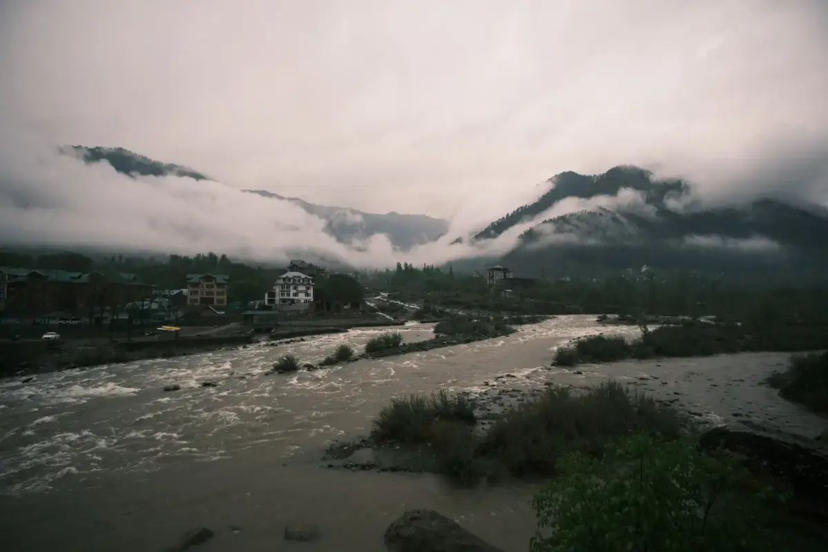 豪雨中的山區村落與坡地溪流近景（示意圖）