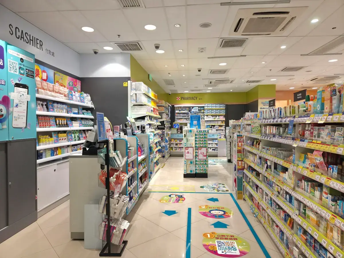 藥品包裝陳列在櫃檯上，呈現藥品供應查詢情境（示意圖）