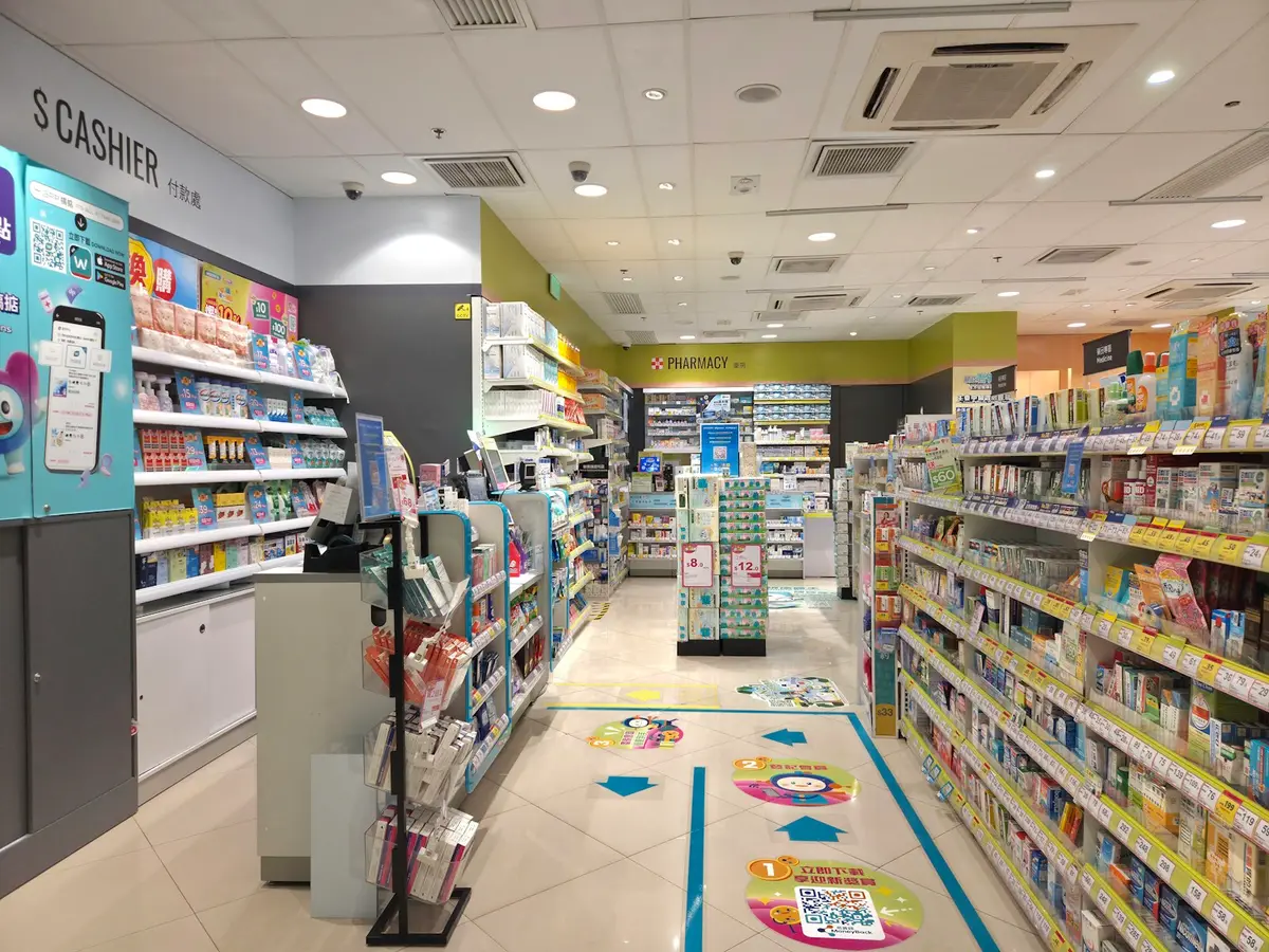 藥品包裝陳列在櫃檯上，呈現藥品供應查詢情境（示意圖）