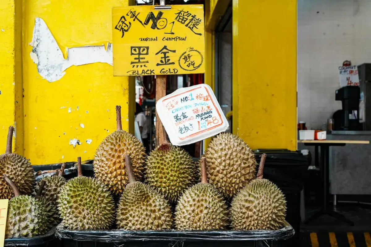 市場中近距離排列的榴槤果實（示意圖）