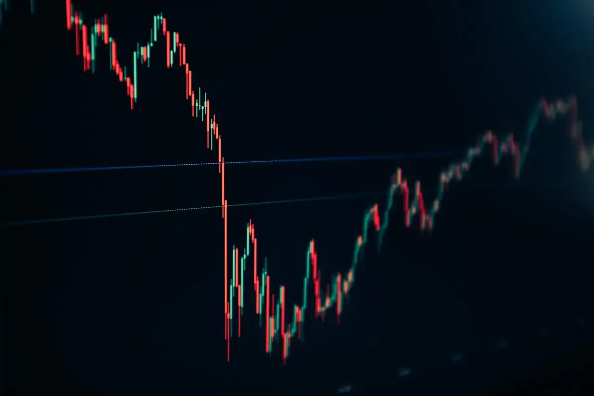 深色螢幕上的金融市場K線圖，呈現ETF交易行情