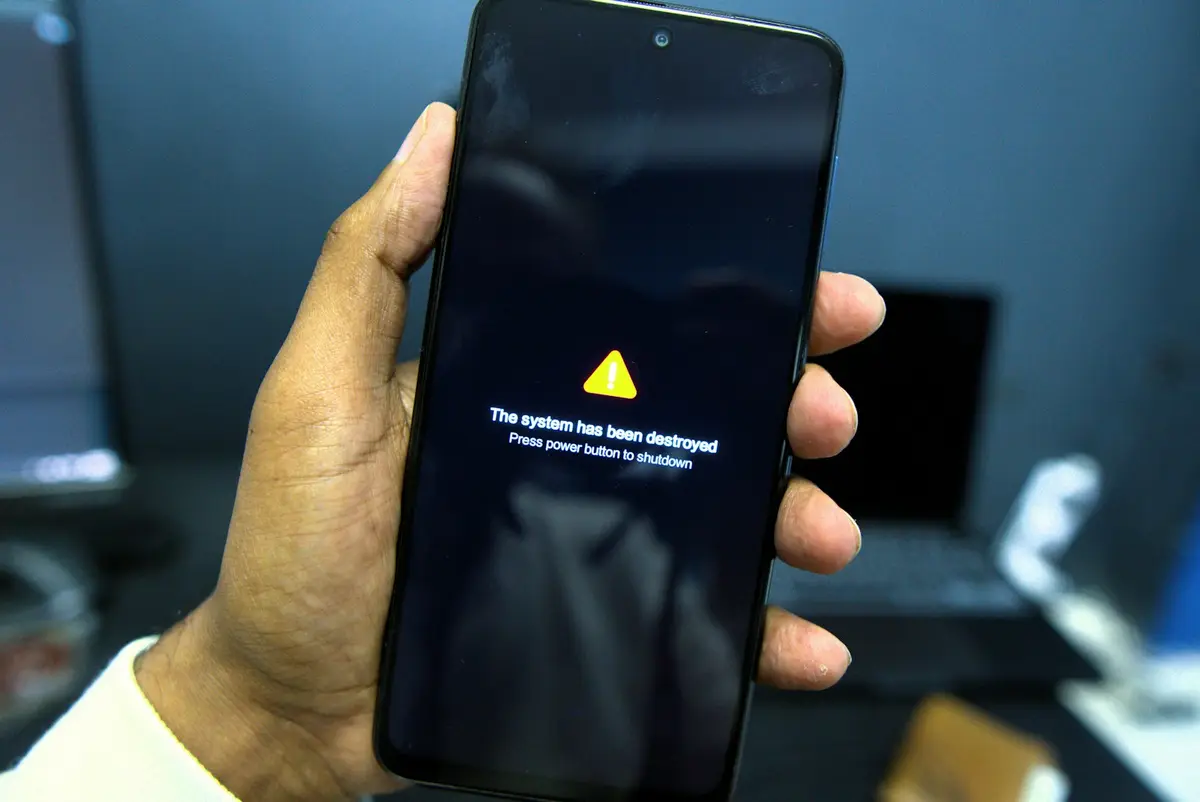 Android 手機顯示系統警示符號，象徵手機安全風險（示意圖）
