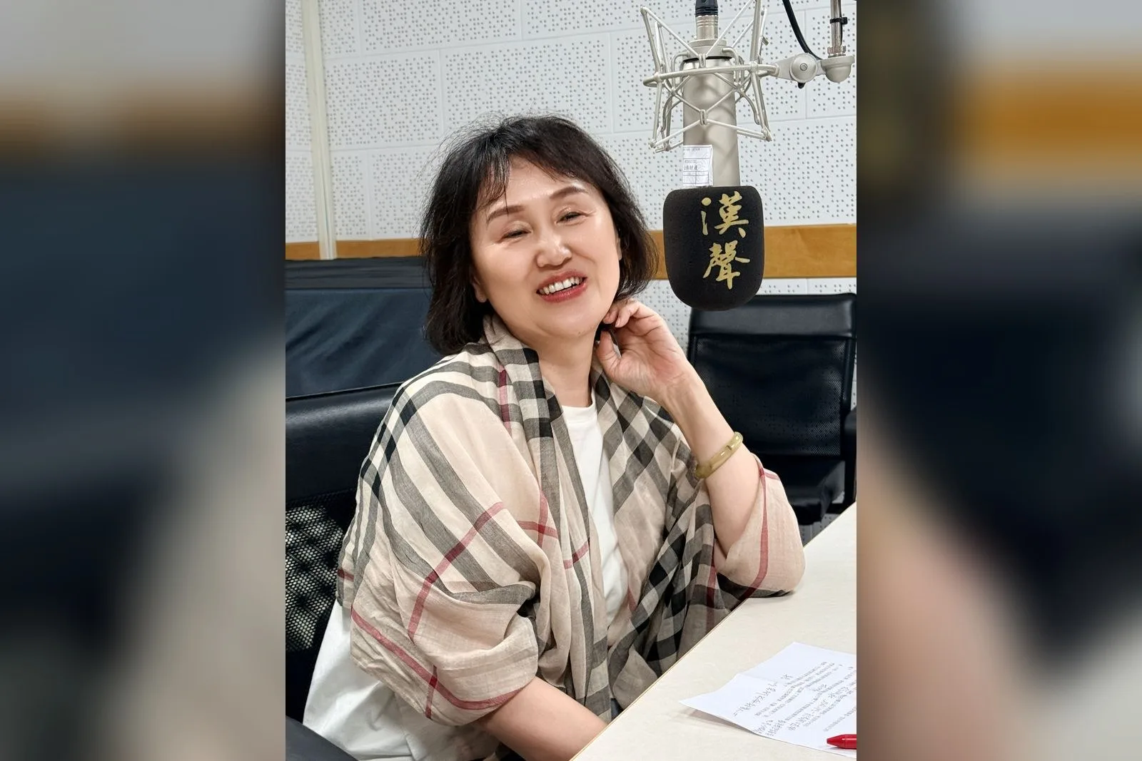 范姜奇秀在錄音室受訪