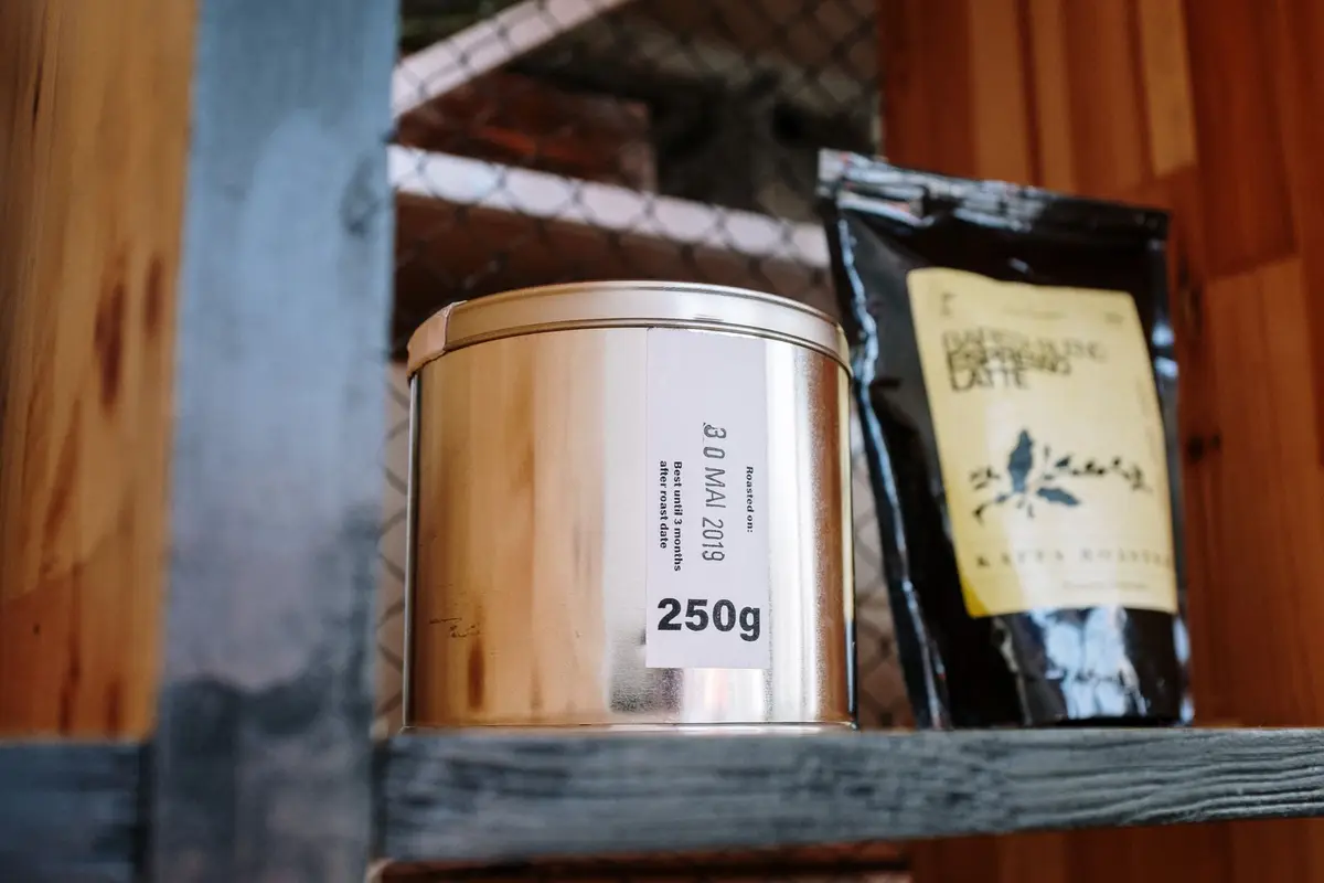 食品包裝上的有效日期標籤與購物籃，呈現消費者檢查食品標示的情境