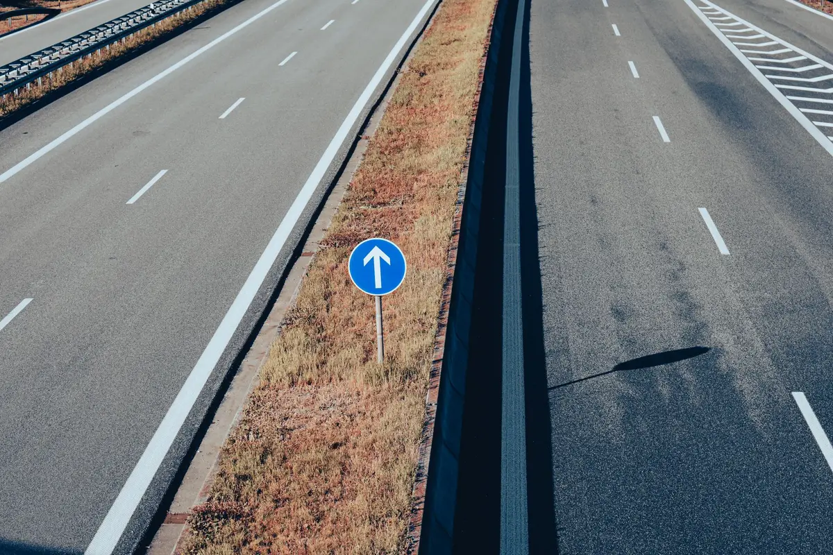 快速道路分隔車道的俯瞰畫面