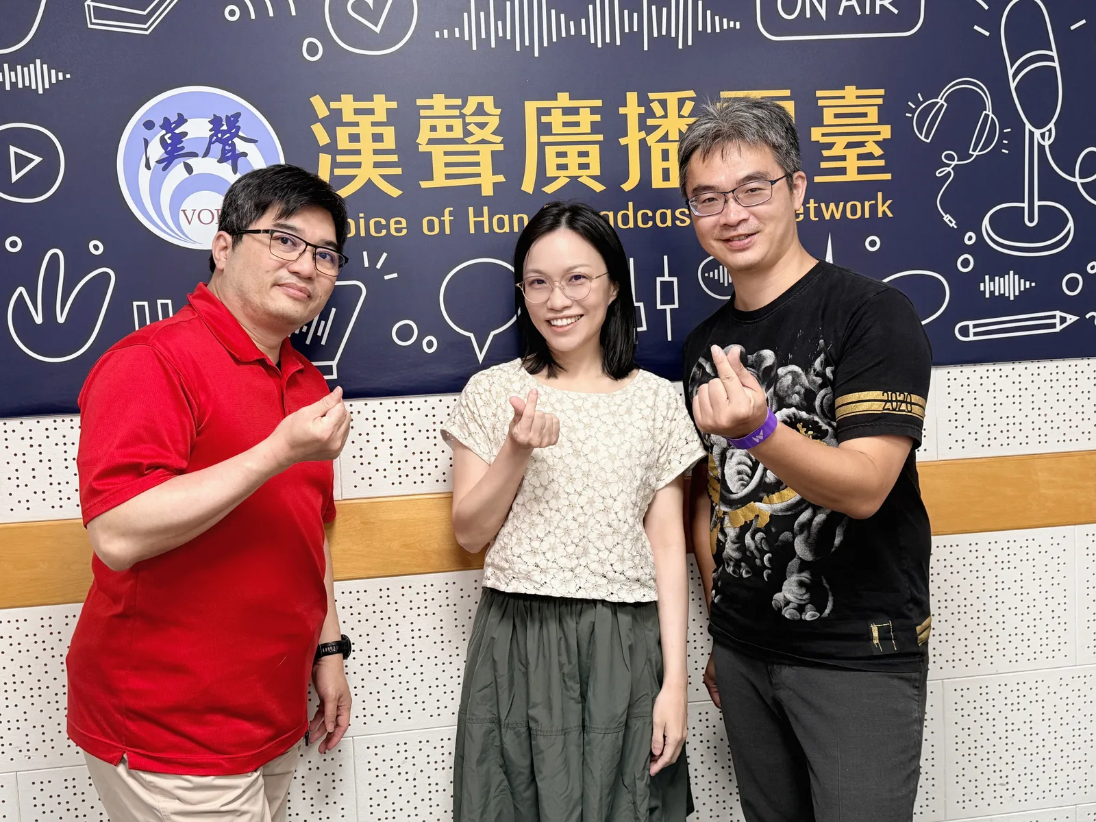 Simon、徐幼鈞醫師、王凱平醫師在錄音室合照