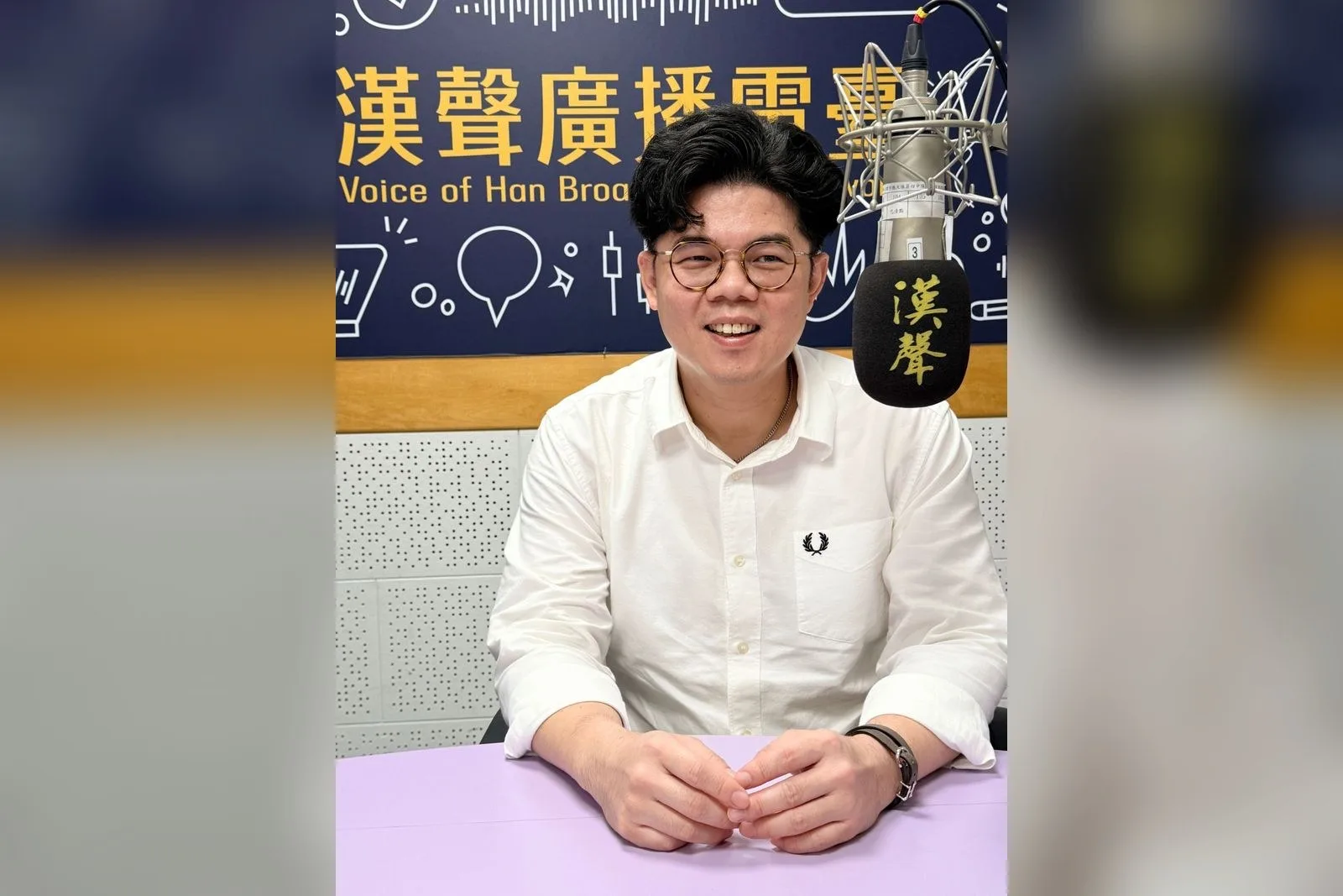 曾暐傑在錄音室接受訪談