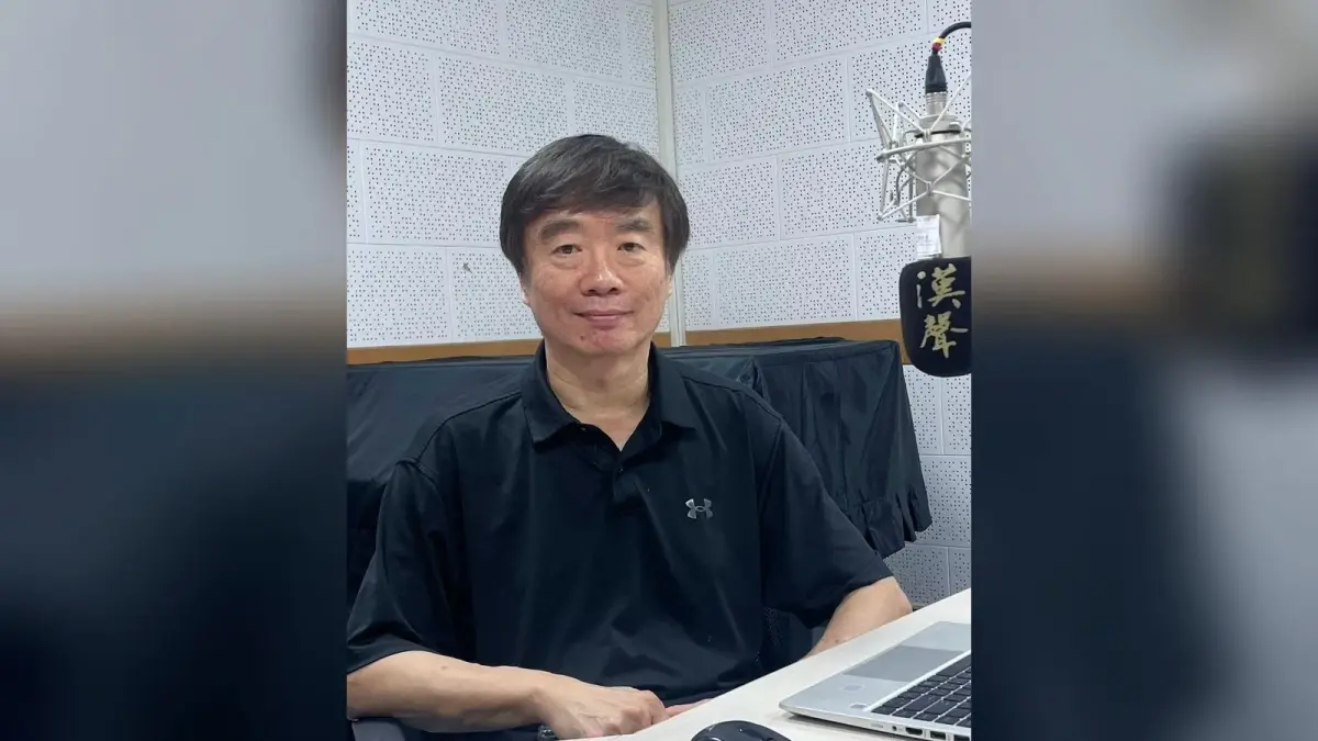 元智大學教授徐業良在錄音室受訪