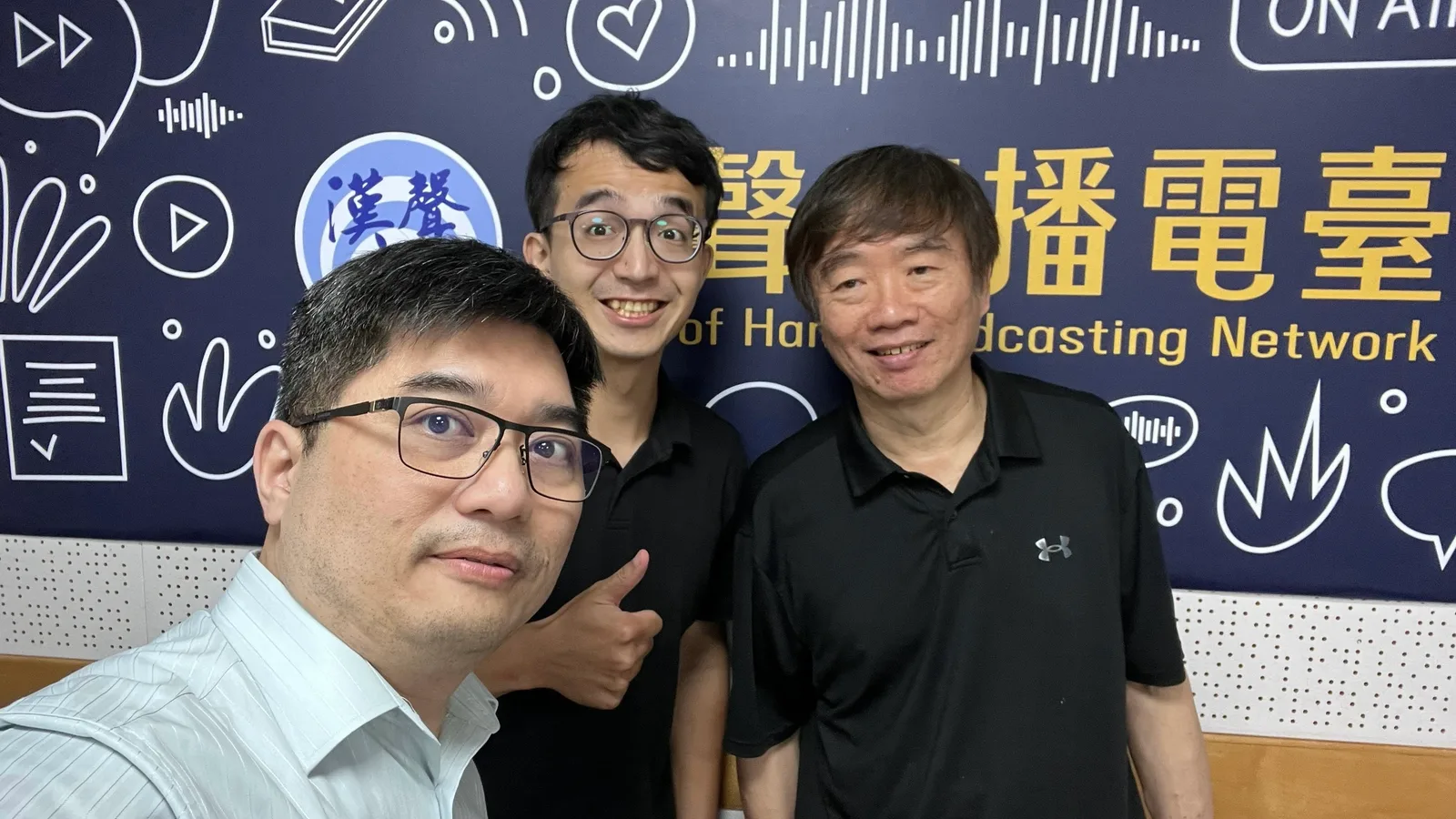 元智大學教授徐業良在錄音室受訪