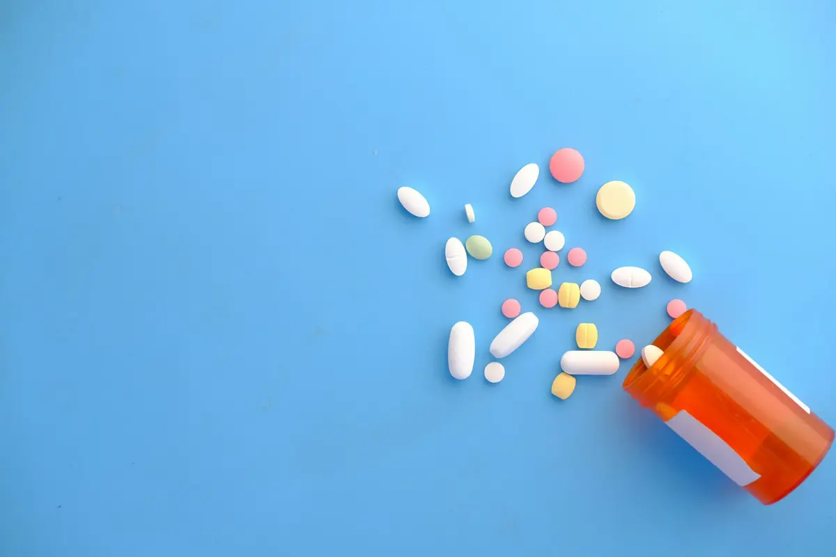 藥局藥品與保健食品瓶罐並排的示意畫面