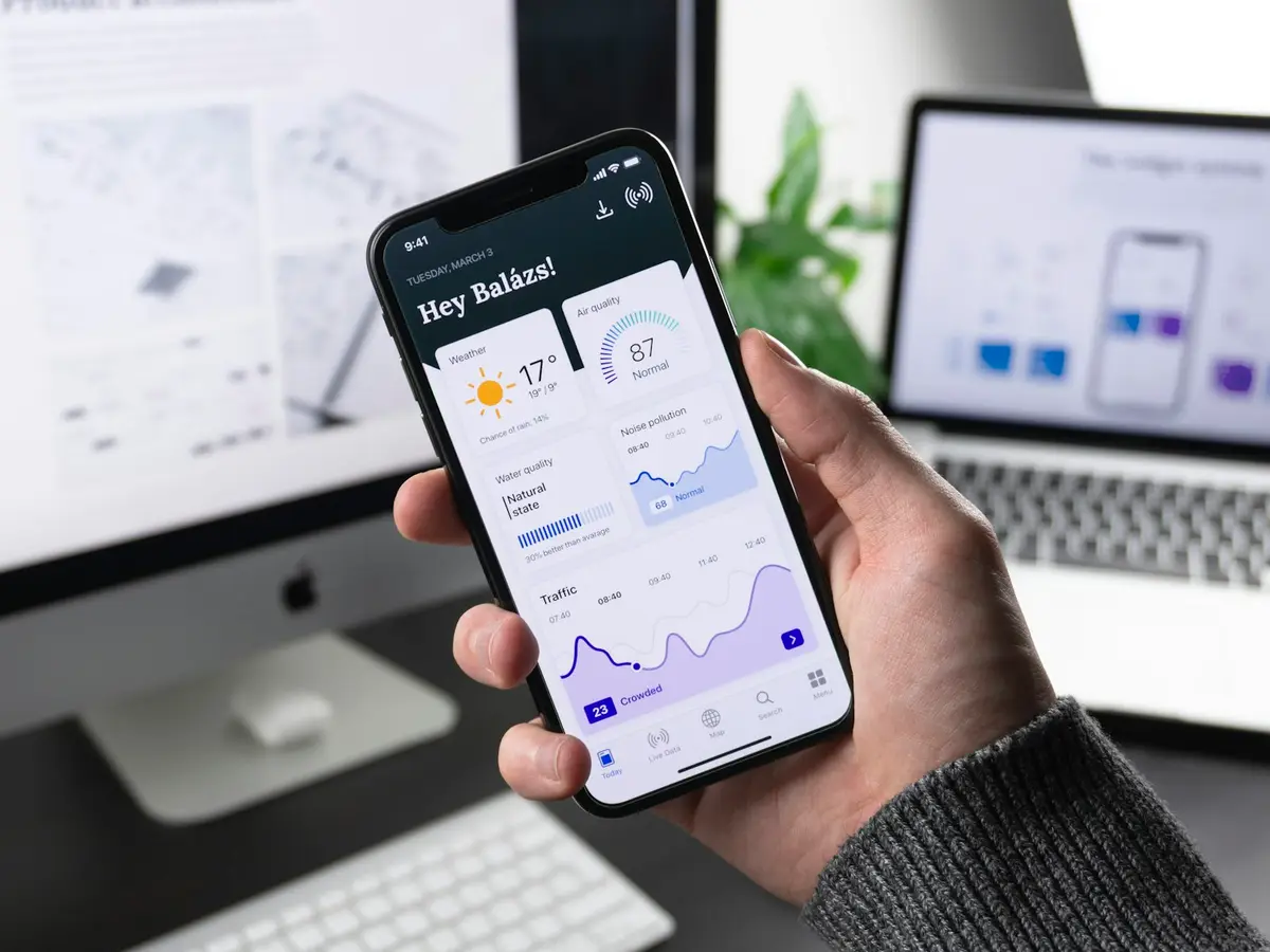 桌面上的智慧型手機與健康管理 App 操作情境