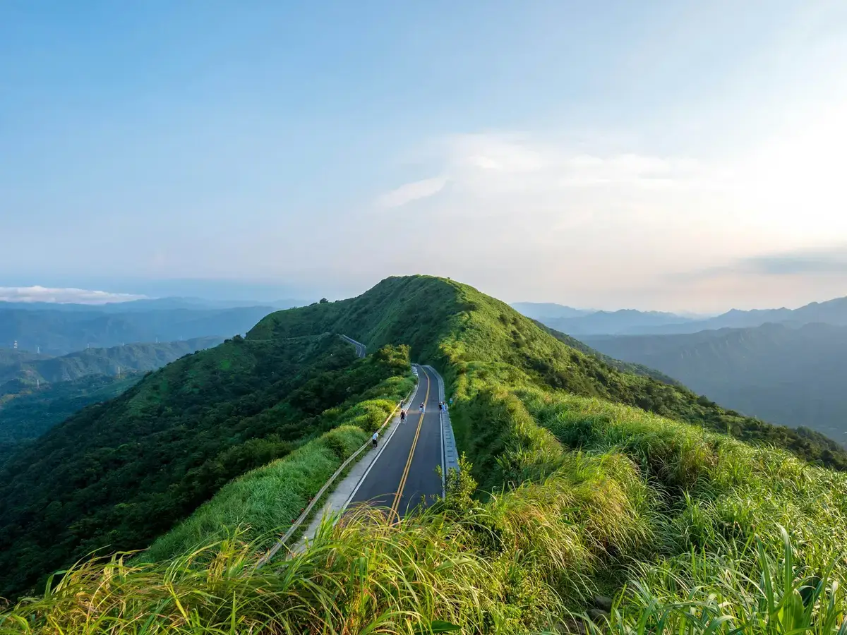高山公路穿過合歡山山區，遠方可見雲海與山稜線