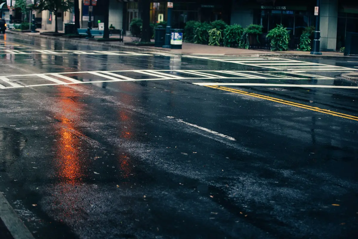 積水覆蓋市區道路，車輛沿路面通行（示意圖）