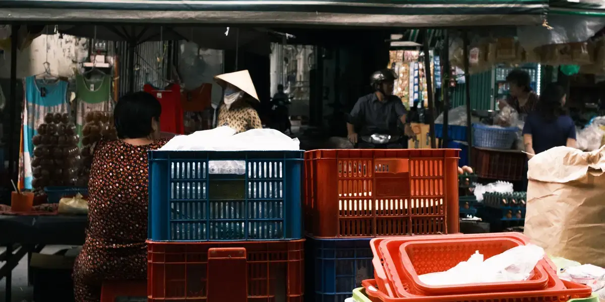 越南傳統市場內攤位與走道景象（示意圖）