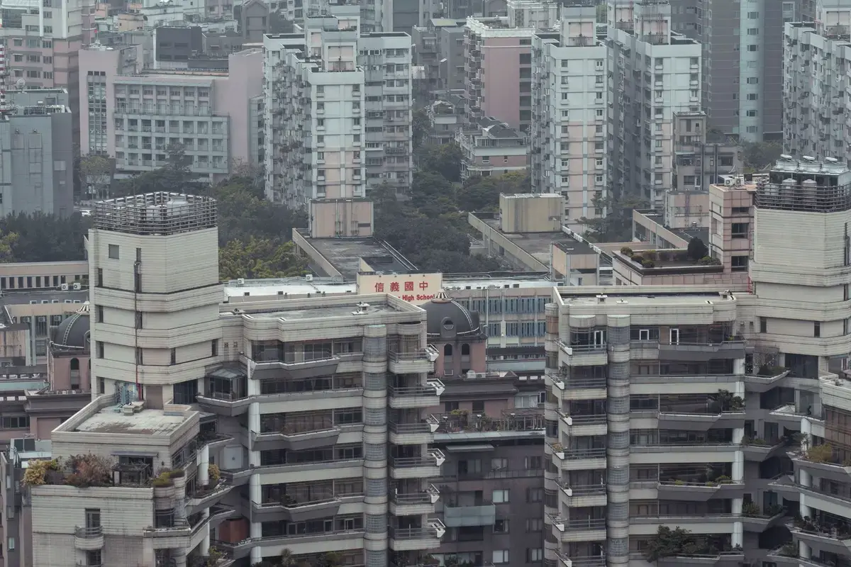 台灣城市住宅大樓群，呈現房市價格與銷售量的市場背景（示意圖）