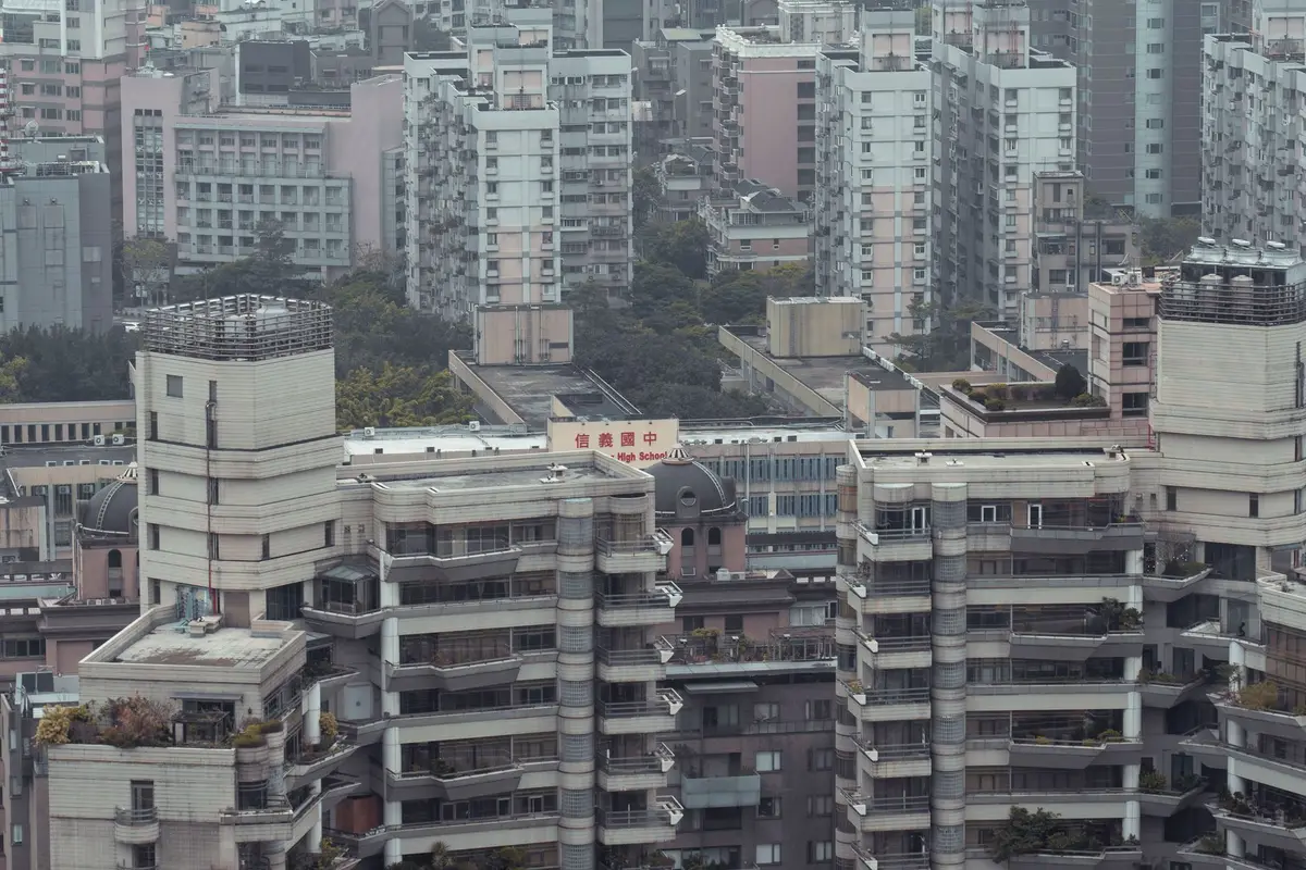 台灣城市住宅大樓群，呈現房市價格與銷售量的市場背景（示意圖）