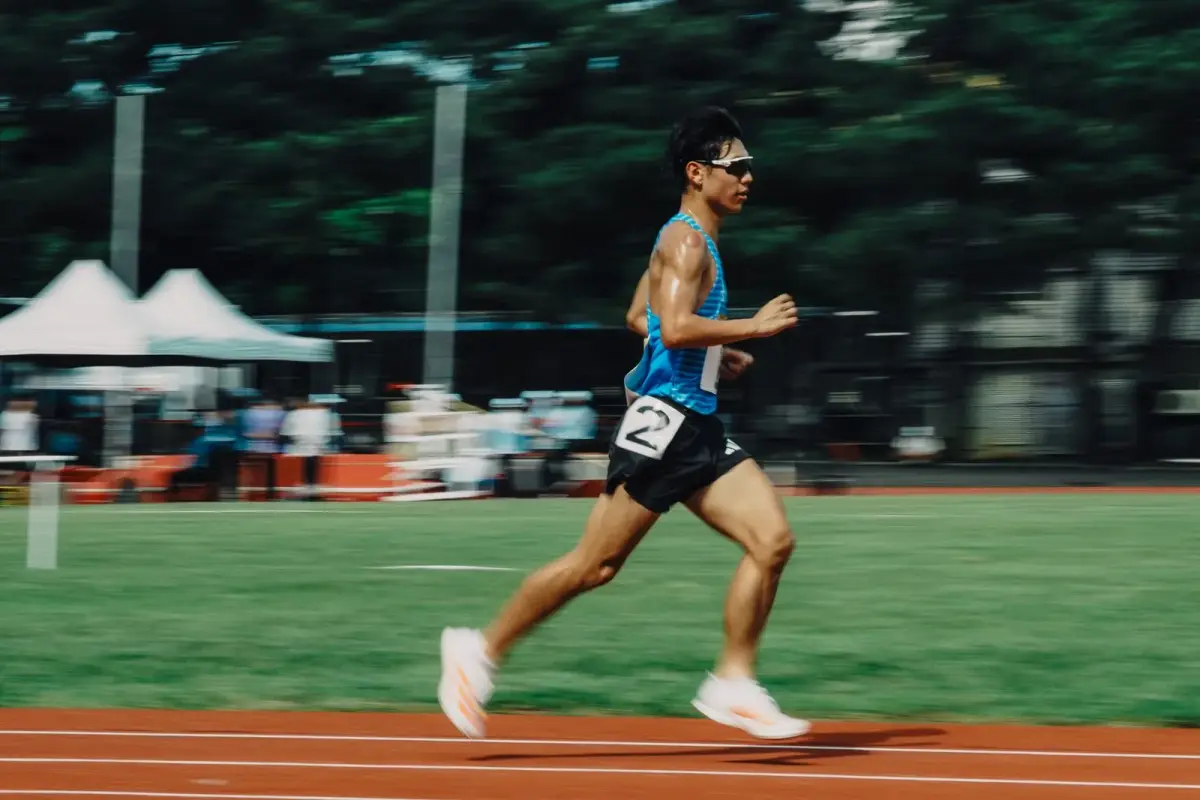 田徑場上一萬公尺決賽進行中，多名選手在跑道上競逐。
