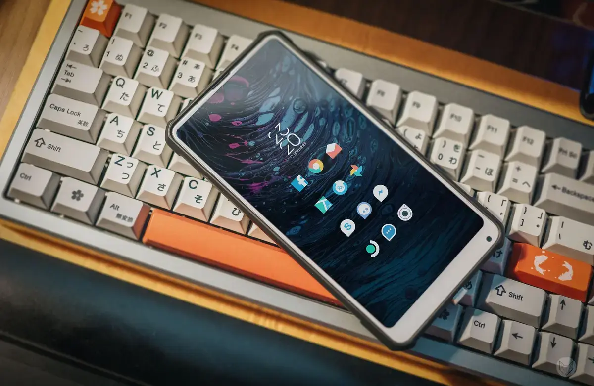 Android 手機放在鍵盤上，象徵手機作業系統與硬體共同演進的生活科技場景