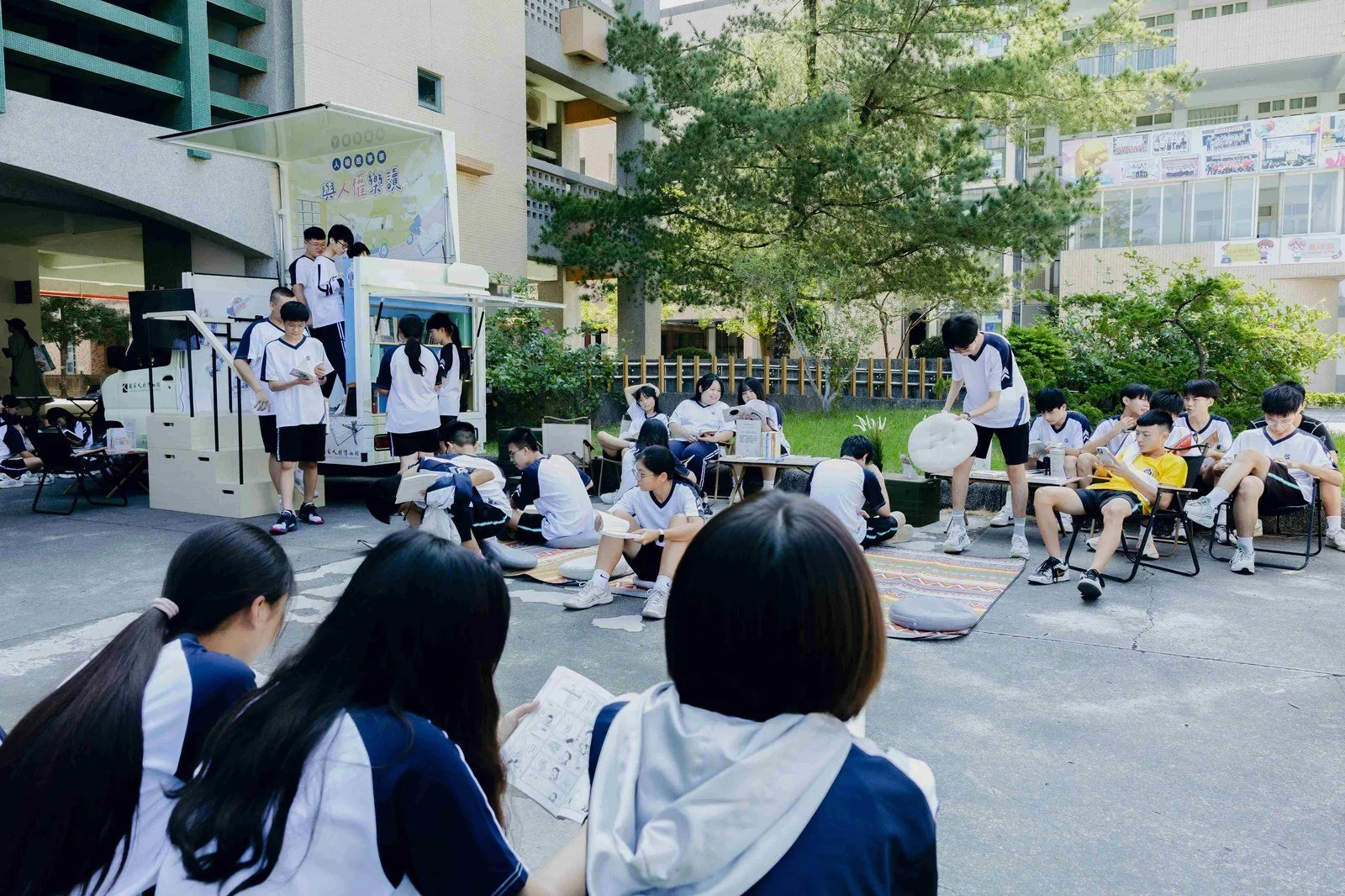 國家人權博物館人權故事車停在竹山高中校園，校舍位於車輛後方。
