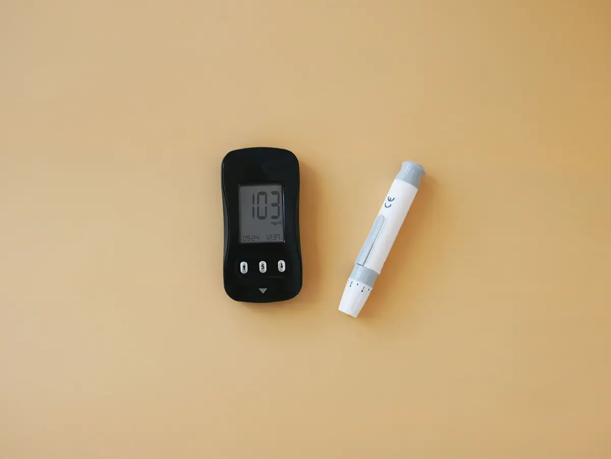 桌面上的連續血糖監測感測器、手機與包裝盒，呈現 iFree2 上手情境（示意圖）