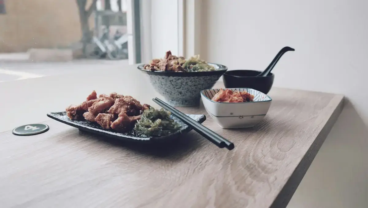 餐桌上擺放多道以在地食材入菜的料理，呈現高雄餐飲合作主題示意