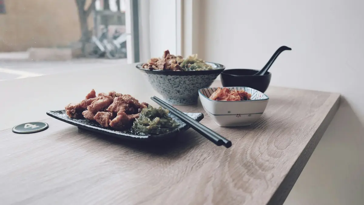 餐桌上擺放多道以在地食材入菜的料理，呈現高雄餐飲合作主題示意