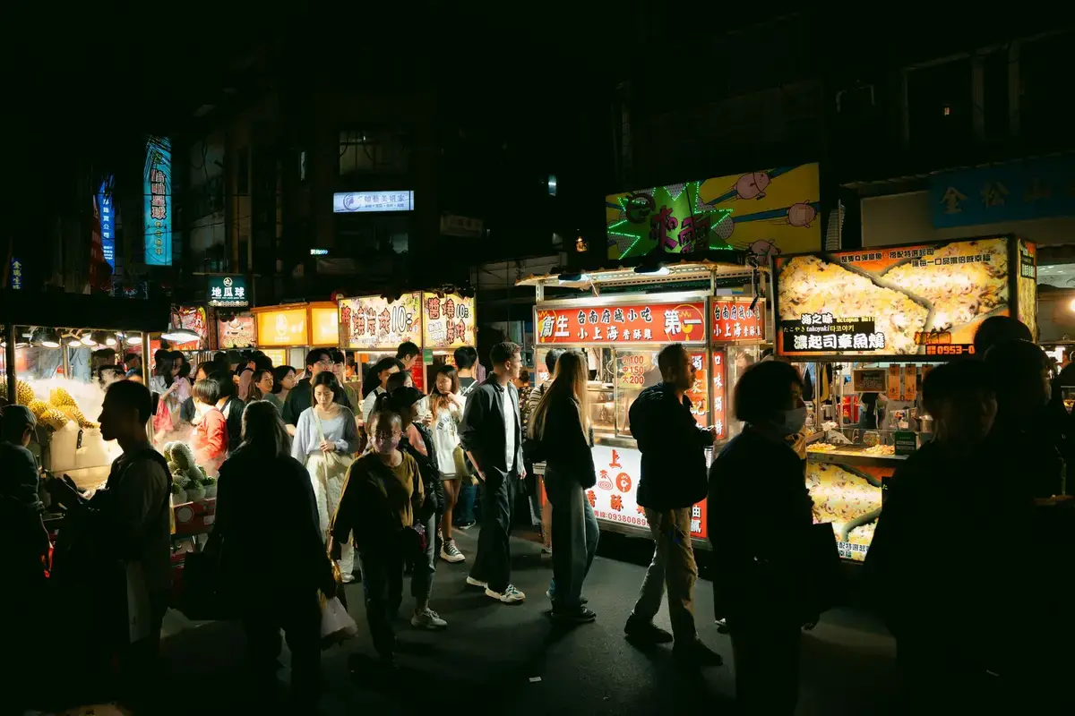 台灣戶外美食市集攤位與人潮示意圖