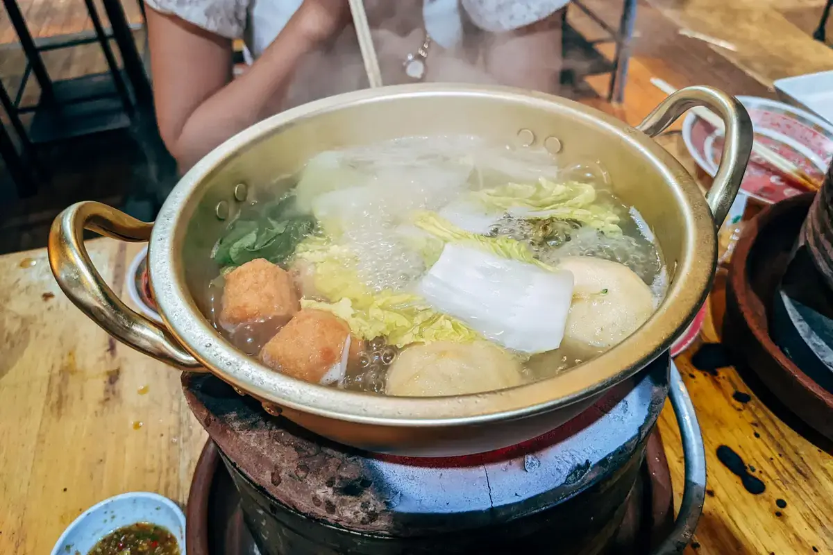 台式羊肉爐與豆腐乳沾醬的餐桌示意