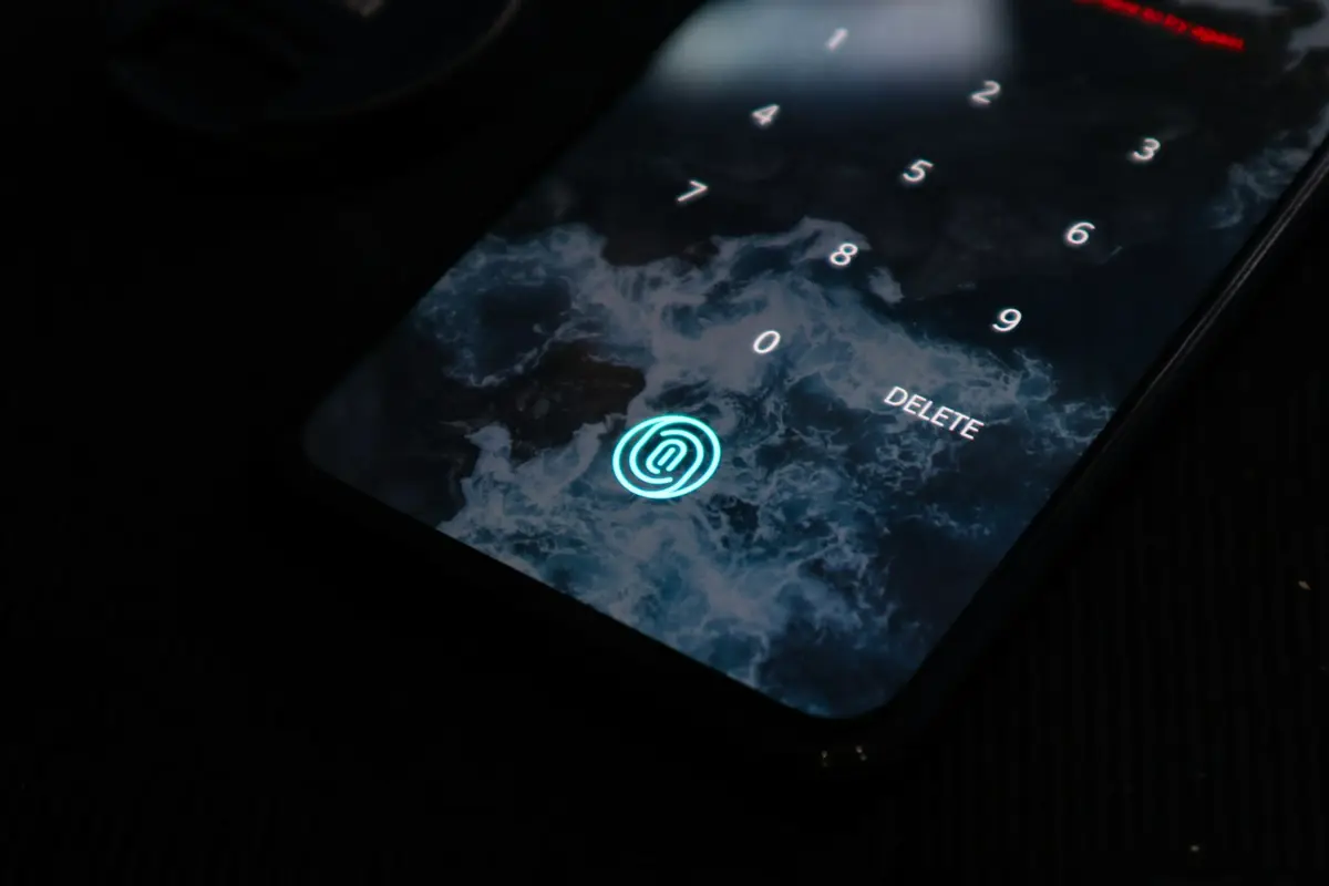 手機鎖定畫面上顯示通知橫幅（示意圖）