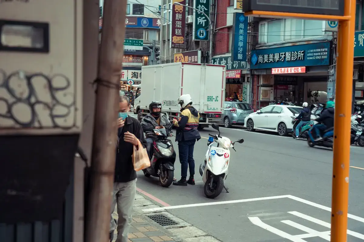臺灣街頭員警協助民眾處理突發狀況的示意畫面