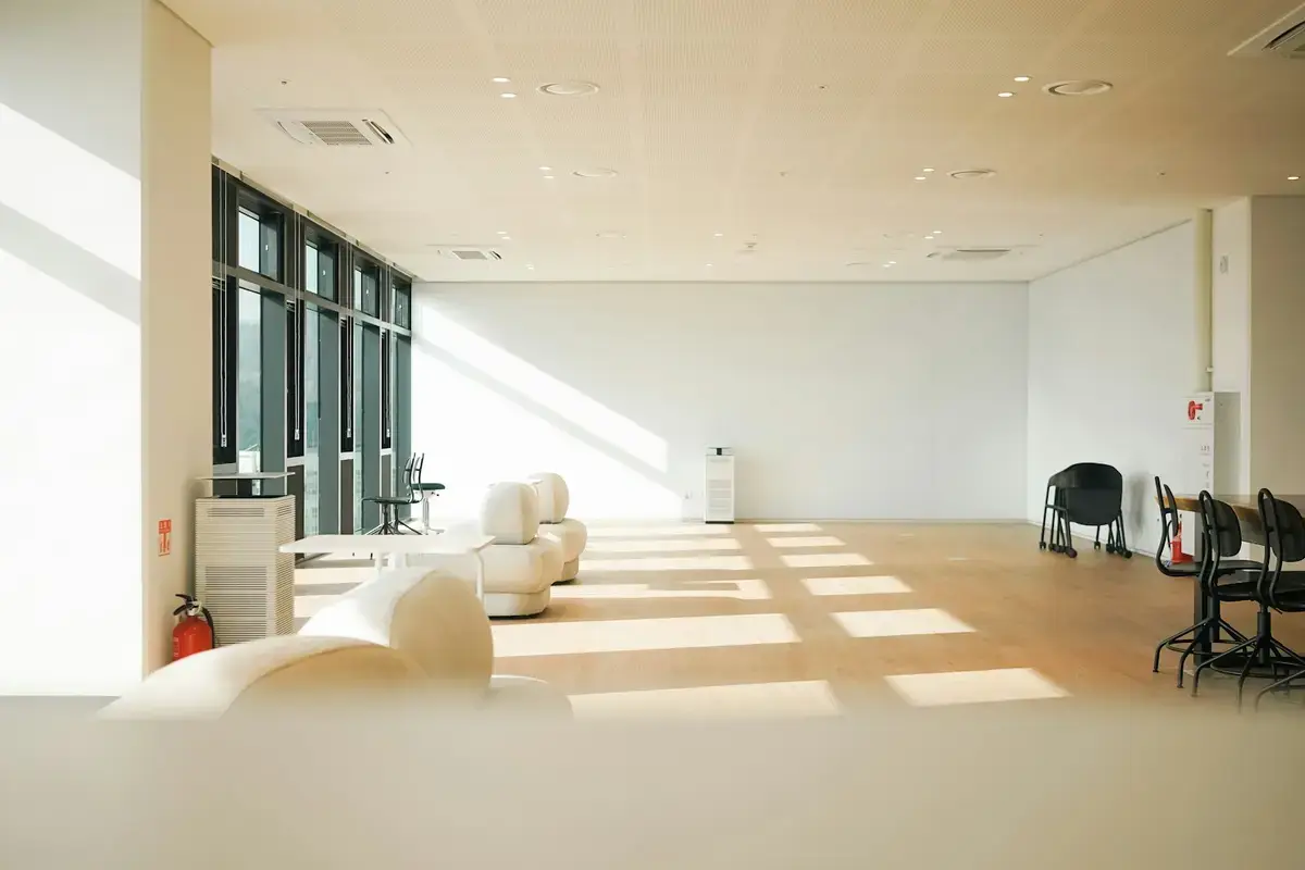 醫院日間復健活動空間與座椅，呈現精神科日間留院環境（示意圖）