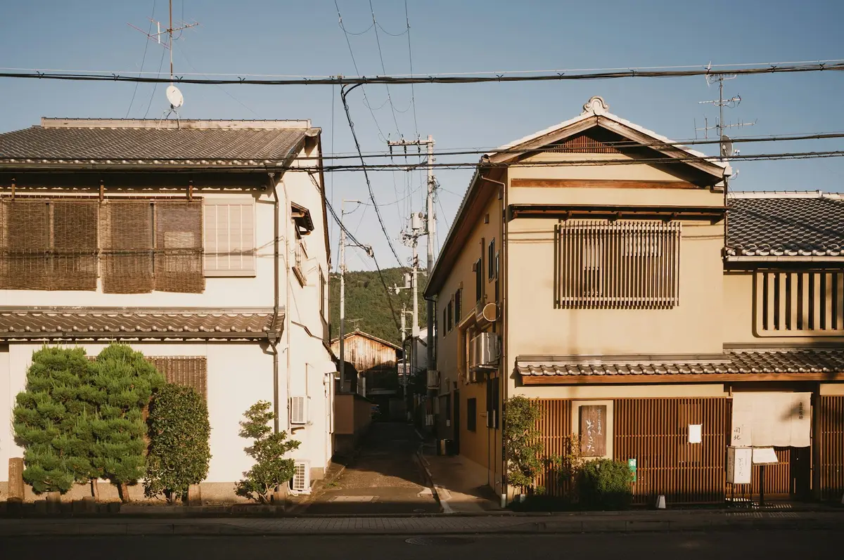 住宅外觀照片，呈現長期房貸所涉及的居住與購屋資金規畫