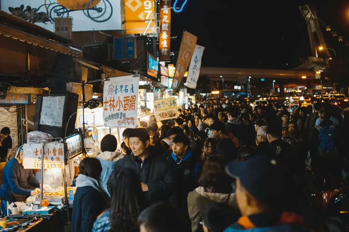 台灣夜市攤位與街道燈光，呈現夜市街區情境