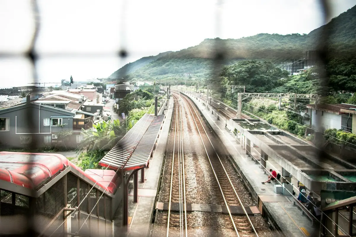 台灣車站月台與列車的旅運場景，呈現國慶連假大眾運輸示意
