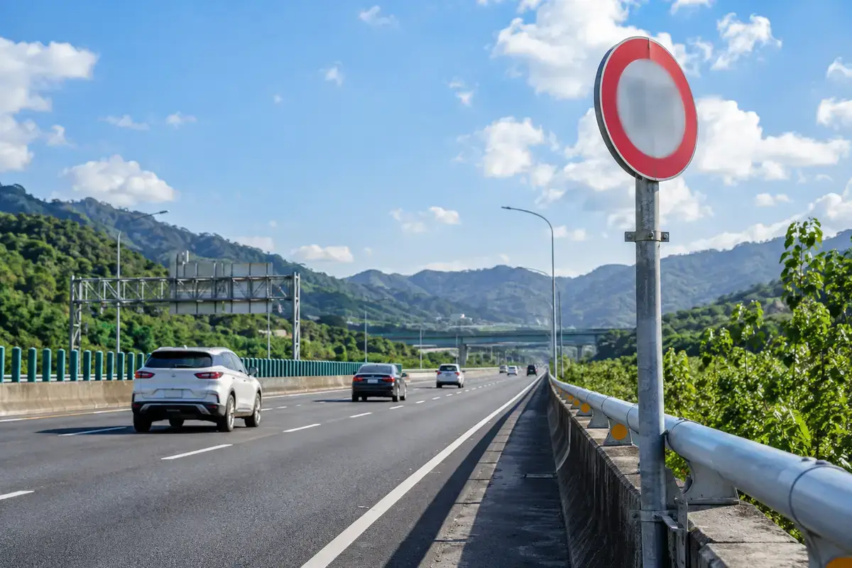 國道路面與速限標誌桿的仰角（示意圖）