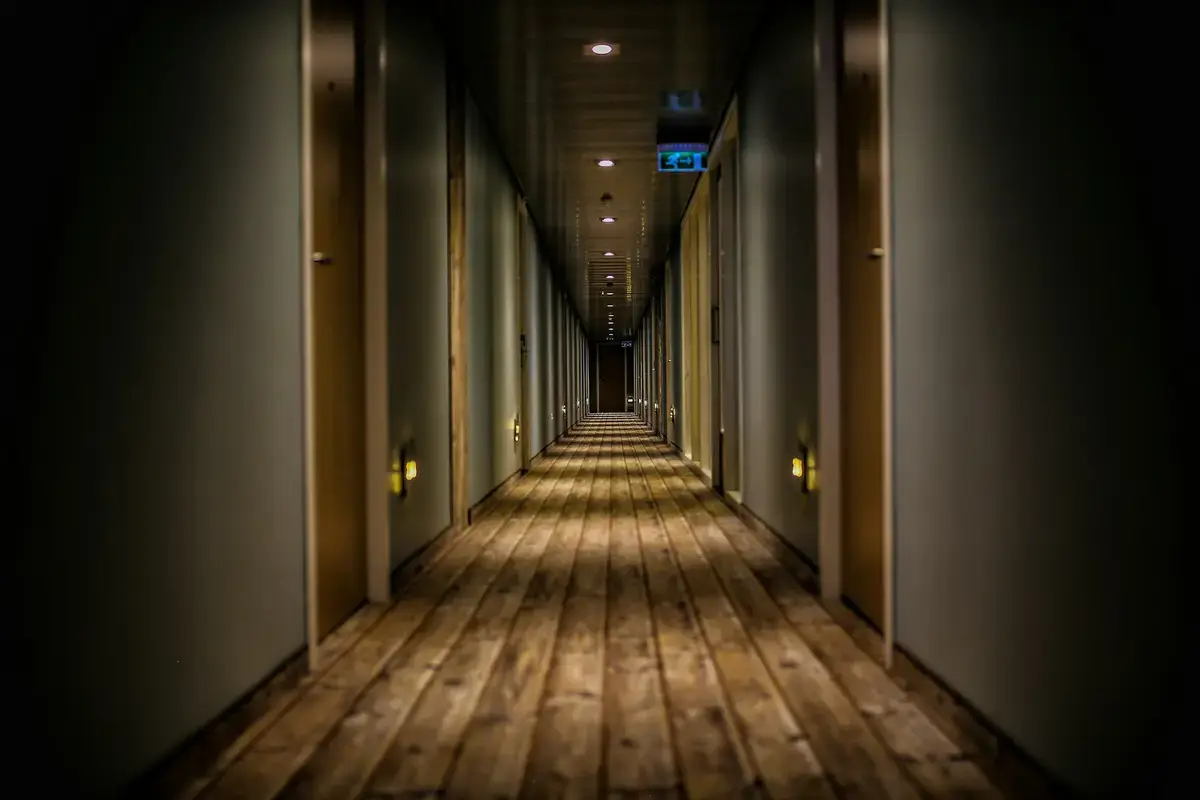 旅館房間與住宿訂房情境示意圖